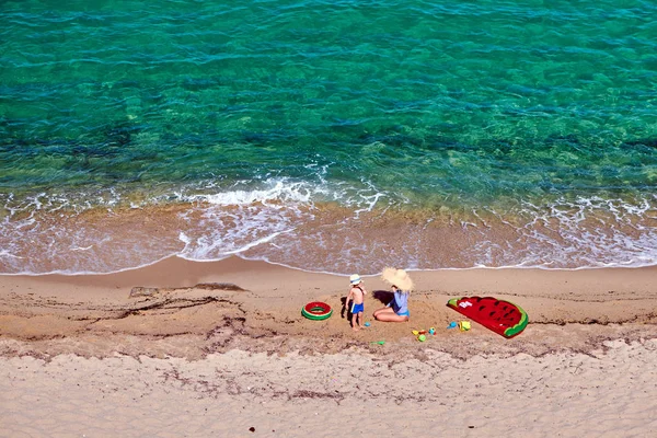 Twee Jarige Peuter Jongen Zijn Moeder Het Strand Met Opblaasbare — Stockfoto