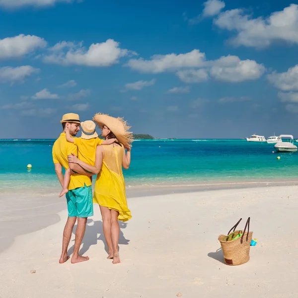 Οικογένεια Στην Παραλία Νεαρό Ζευγάρι Κίτρινο Χρώμα Τρίχρονο Αγόρι Θερινές — Φωτογραφία Αρχείου