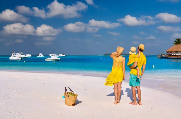 Familj Stranden Ungt Par Gult Med Treårig Pojke Sommarsemester Maldiverna — Stockfoto
