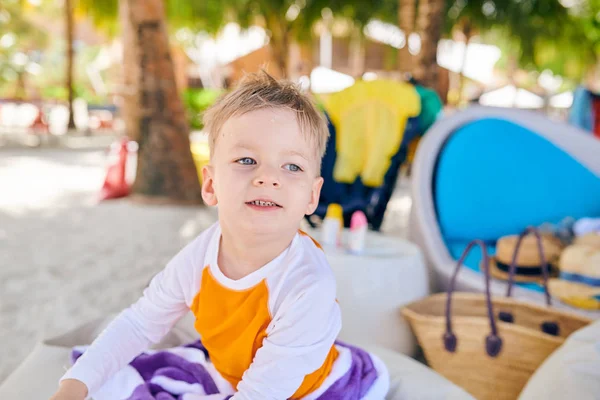 ビーチで 歳の幼児の男の子 夏家族でモルディブでの休暇 — ストック写真