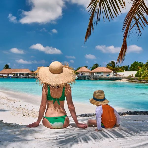 Bambino Tre Anni Sulla Spiaggia Con Madre Vacanze Estive Famiglia — Foto Stock