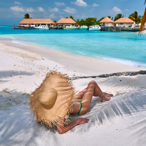 Donna Seduta Sulla Spiaggia Sotto Una Palma Vacanze Estive Alle — Foto Stock