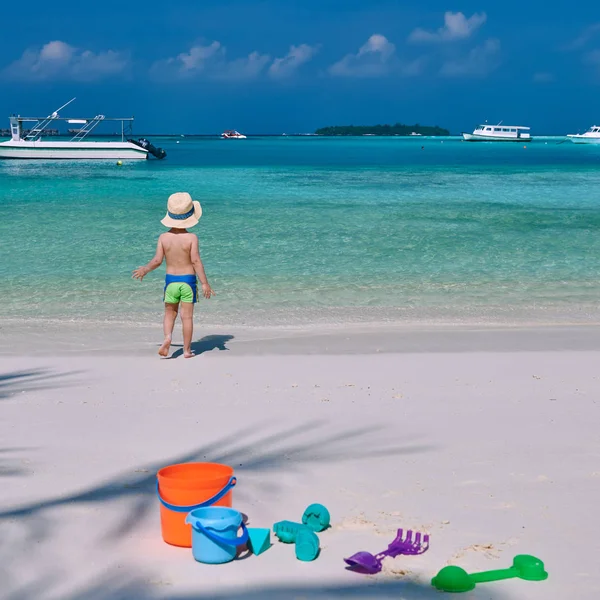 Dreijähriger Kleinkind Junge Spielt Mit Strandspielzeug Strand Sommer Familienurlaub Auf — Stockfoto