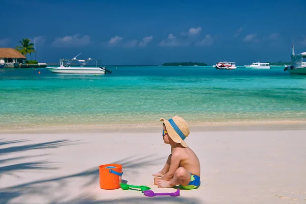 Menino Três Anos Brincando Com Brinquedos Praia Praia Férias Família — Fotografia de Stock