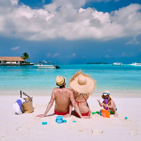 Rodina Pláži Mladý Pár Tříletým Chlapcem Letní Dovolená Maledivách — Stock fotografie