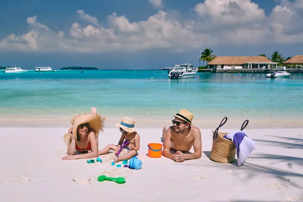 Familj Stranden Ungt Par Med Treårig Pojke Sommarsemester Maldiverna — Stockfoto