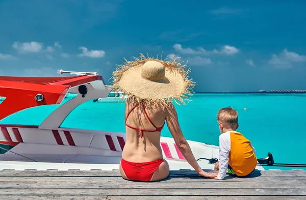 Treårig Liten Pojke Med Mamma Sittande Träbrygga Med Båt Sommar — Stockfoto