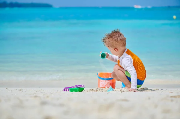 3岁的幼儿男孩在海滩上玩沙滩玩具 马尔代夫的暑假 — 图库照片