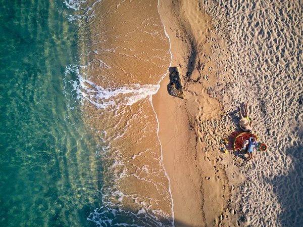 Vacker strand med familj ovanifrån skott — Stockfoto