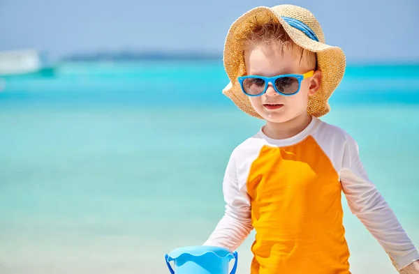 Tre anni bambino ragazzo sulla spiaggia — Foto Stock