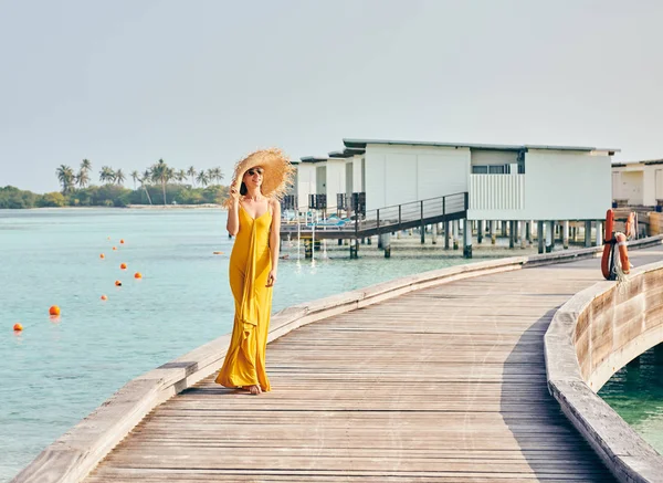 女性のドレスの上を歩く熱帯のビーチボードウォーク — ストック写真