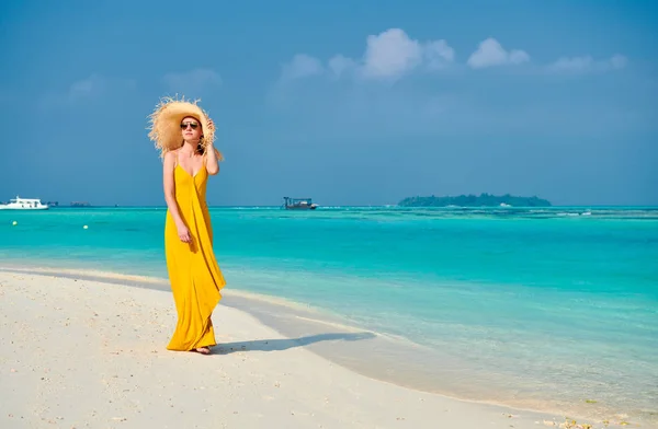 Woman in dress walking on tropical beach — Stock Photo, Image