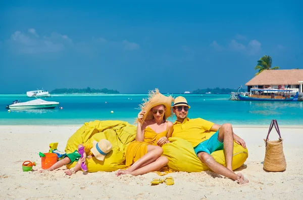 Famiglia con bambino di tre anni sulla spiaggia — Foto Stock