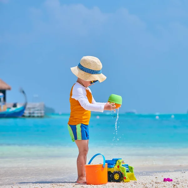 Niño de tres años jugando en la playa — Foto de Stock