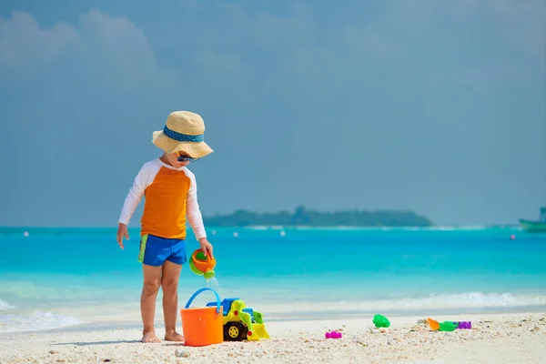 Tre år gammal småbarn leker på stranden — Stockfoto