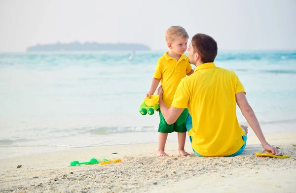 Niño en la playa con padre —  Fotos de Stock