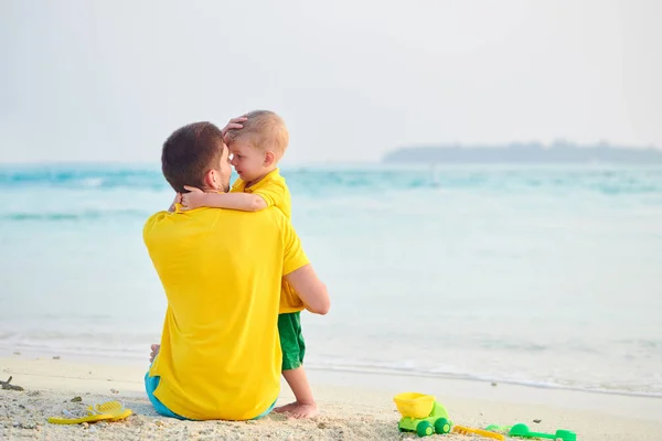 Batole boy na pláži s otcem — Stock fotografie