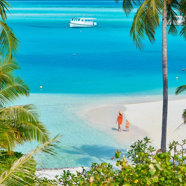 Niño en la playa con madre — Foto de Stock