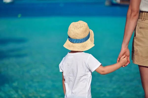 Menino na praia com a mãe — Fotografia de Stock