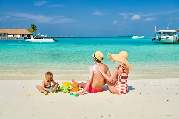 Famiglia con bambino di tre anni sulla spiaggia — Foto Stock