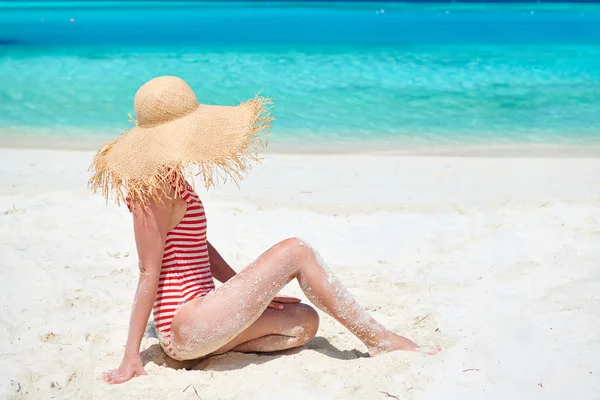 Woman in one-piece swimsuit at beach — Stock Photo, Image