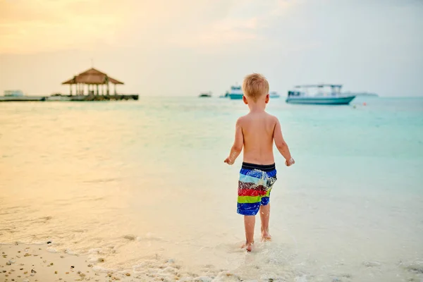日落时在海滩上的3岁幼儿男孩 — 图库照片