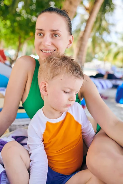 Bambino ragazzo sulla spiaggia tropicale con la madre — Foto Stock