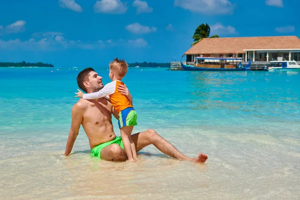 Toddler boy on beach with father — Stock Photo, Image