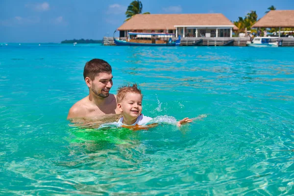 Toddler boy learns to swim with father — Stock Photo, Image