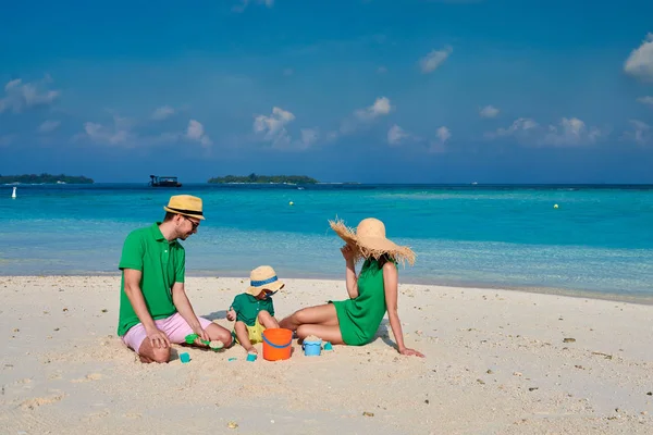 Family with three year old boy on beach — Stock Photo, Image