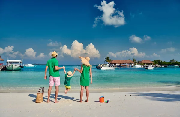 Familie mit dreijährigem Jungen am Strand — Stockfoto