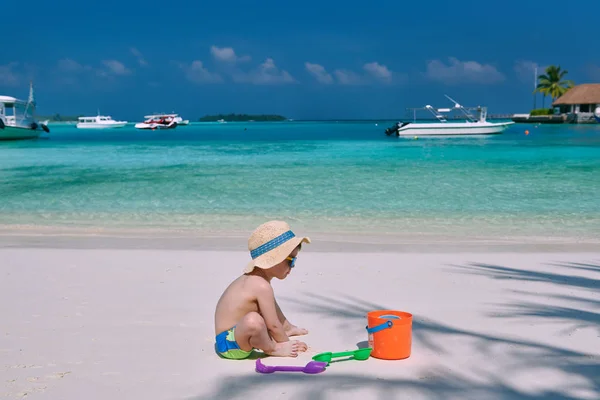 Three year old toddler playing on beach — Stock Photo, Image