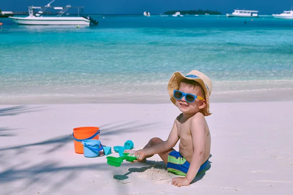 Três anos de idade criança brincando na praia — Fotografia de Stock