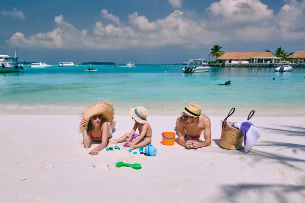 Familj med treårig pojke på stranden — Stockfoto