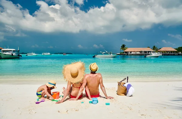 Familj med treårig pojke på stranden — Stockfoto