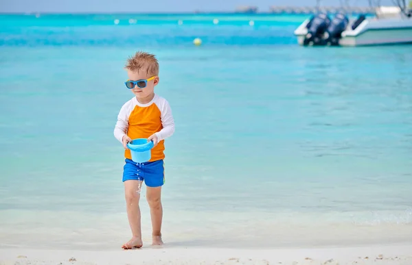 Tre år gammal småbarn leker på stranden — Stockfoto