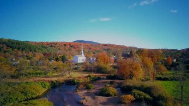 Community Church ile Stowe'da sonbahar hava çekimi, Vermont, ABD