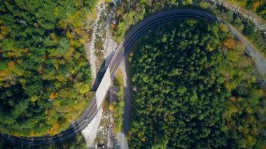 Mohawk Trail dolambaçlı yol sonbahar hava çekim, Massachusetts, Abd