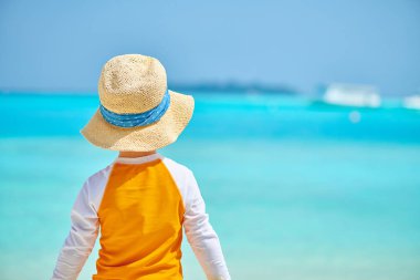 Plajda üç yaşında bir yürümeye başlayan çocuk