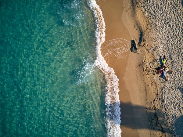 Vacker strand med familj ovanifrån skott — Stockfoto