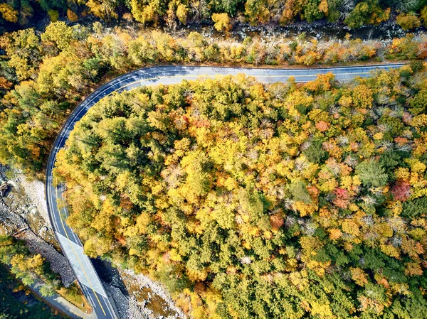 Escénica carretera sinuosa en otoño — Foto de Stock