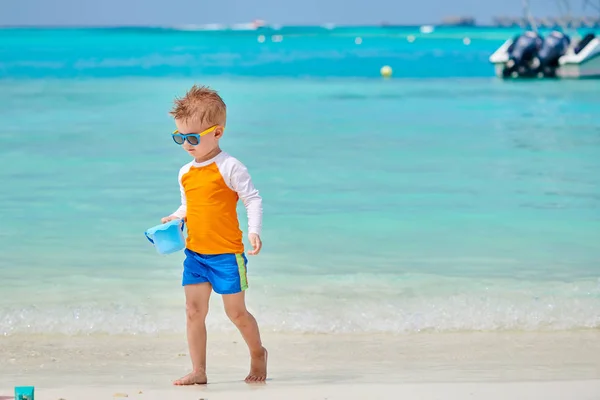 Three year old toddler playing on beach — Stock Photo, Image