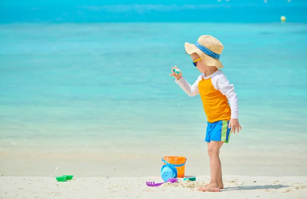 三岁的幼儿在海滩玩耍 — 图库照片