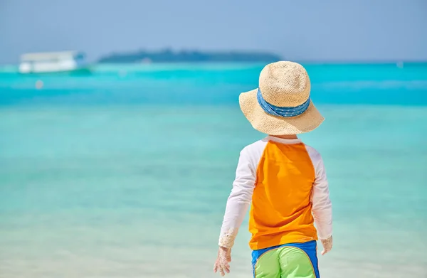 Plajda üç yaşında bir yürümeye başlayan çocuk — Stok fotoğraf