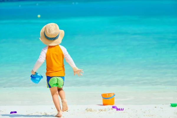 Dreijähriges Kleinkind spielt am Strand — Stockfoto