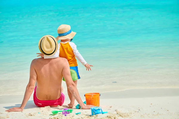 Toddler boy on beach with father — Stock Photo, Image