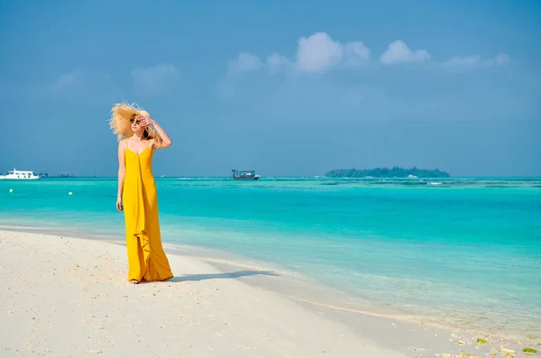 Frau in Kleid spaziert am tropischen Strand — Stockfoto