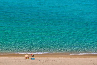 Yürümeye başlayan çocuk annesi ile sahilde 