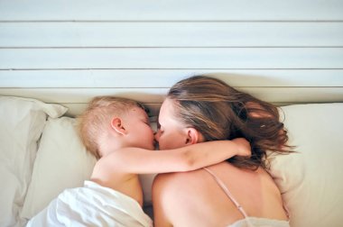 Küçük çocuk annesi ile yastık üzerinde uyku 