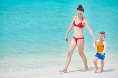 Yürümeye başlayan çocuk annesi ile sahilde